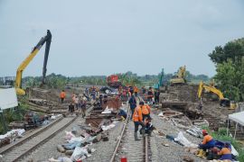 Ekonomi kemarin, pengalihan rute kereta api hingga soal pagar laut