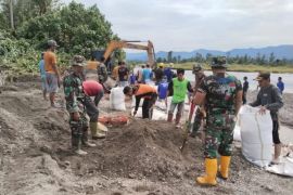 Kodim 1427 Pasangkayu bangun tanggul sungai cegah abrasi