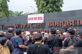 FMBB  unjuk rasa di luar pagar Candi Borobudur