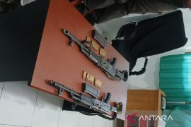 Satgas Damai Cartenz sita dua senpi Polri dan tangkap anggota anggota KKB