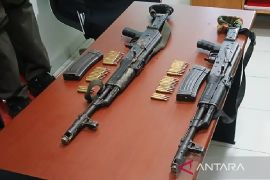 Satgas Damai Cartenz sita dua senpi Polri dan tangkap anggota KKB