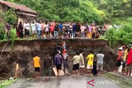 Akses jalan dan jembatan di Bima NTB terputus akibat banjir bandang dan longsor