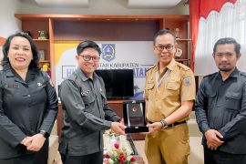 Pemkab HSS terima penghargaan Bawaslu atas dukungan Pilkada 2024