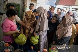 Antrean pembelian gas elpiji bersubsidi di Kota Cimahi