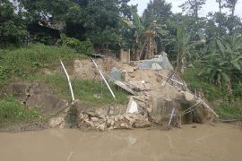 Anggota DPRD Babel tindaklanjuti longsor sungai Arang-arang Mentok