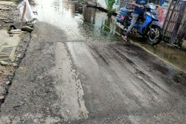 Pemkot Banjarmasin Kalsel tutup lubang jalan bekas banjir