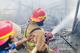 BPBD Aceh Barat kerahkan tiga unit damkar padamkan kebakaran rumah warga