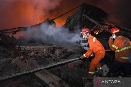 Gudang sepatu di Tambun ludes dilalap api