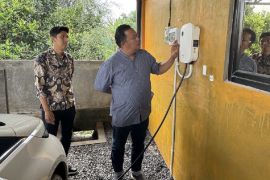 Dorong Ekosistem Kendaraan Listrik, PLN Nyalakan Home Charging Pertama di Payakumbuh