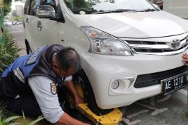 Dishub Kota Madiun tegur pengemudi parkir kendaraan sembarangan
