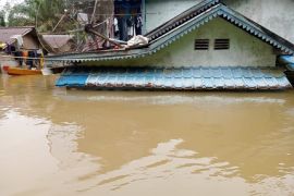 BPBD Sambas Kalbar distribusi cadangan beras pemda 20 ton untuk korban banjir