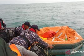 KRI Matabongsang evakuasi 17 korban tenggelam KM Putri Papua di perairan Sorong