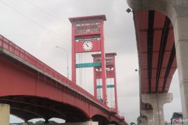 Pemkot Palembang larang anak usia di bawah 13 tahun naik menara Jembatan Ampera