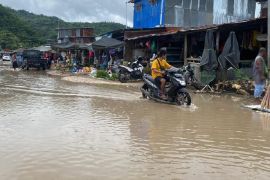 Wali Kota Jayapura ingatkan warga tak buang sampah di saluran air