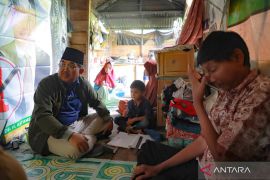 Bupati Tanjabbar berikan bantuan bedah rumah warga viral di medsos