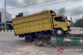 Mobil truk batu bara tabrak pembatasan jalan