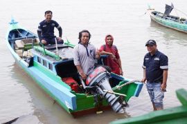 PT Timah serahkan mesin tempel bantu nelayan Sukadamai