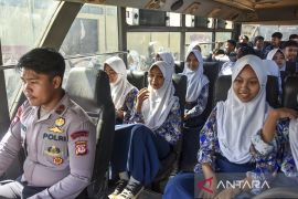 Brimob Polda Jabar sediakan layanan bus sekolah gratis