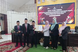 KPU Solok Selatan tetapkan Khairunas-Yulian Efi bupati terpilih