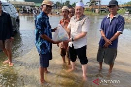 Anggota dewan bantu warga Kurau Tala Kalsel terkena bencana banjir