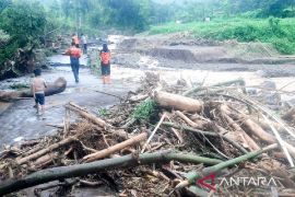 Jembatan antardusun di Situbondo putus diterjang banjir bandang, ratusan KK terisolasi