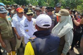 Pj Gubernur NTB temui korban terdampak banjir di Bima