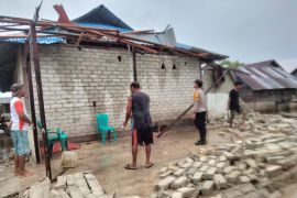 Polres Tanimbar  bantu evakuasi reruntuhan rumah roboh akibat angin