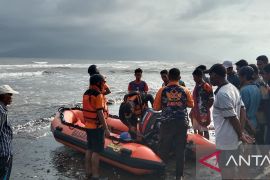 Perahu karet, anjing pelacak hingga alat berat dikerahkan cari korban hilang di banjir Bima