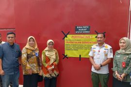 Satpol PP Bojonegoro hentikan operasional pabrik pengolahan tembakau tak berizin