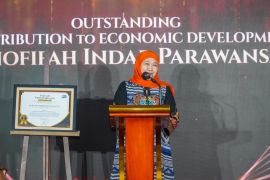 Memajukan ekonomi kerakyatan Jatim, Khofifah raih penghargaan