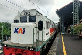 Truk muatan kayu langgar terobos rel akibatkan asisten masinis meninggal di Gresik, Jawa Timur