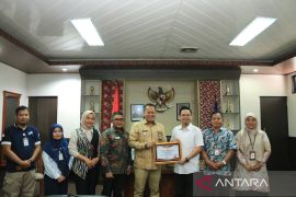 KPU Belitung serahkan penghargaan ke Pj Bupati Belitung