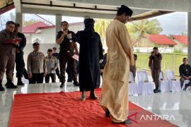 Lima terpidana judi online di Aceh Barat jalani hukum cambuk