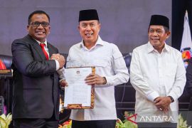 KPU tetapkan ASR-Hugua sebagai Gubernur dan Wakil Gubernur Sultra