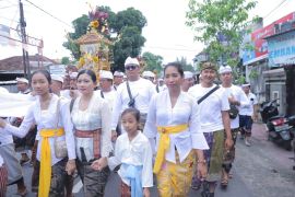 STAHN Mpu Kuturan tampilkan tarian saat ritual melasti