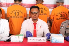 Polres Buru  amankan pria 52 tahun yang setubuhi anak kandung sendiri