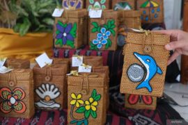 Produk kerajinan dari kantong plastik bekas