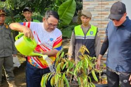 Forum Purna Pejabat Jakarta tanam pohon-lepas benih ikan di ponpes