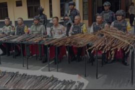 Polres Puncak Jaya sita 1.164 senjata tajam milik warga Mulia