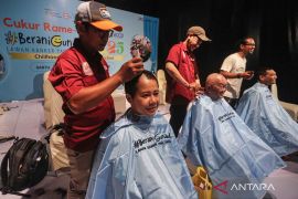 Relawan gelar aksi Berani Potong Gundul untuk beri semangat anak-anak penderita kanker