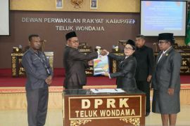 DPRK Wondama tetapkan Auri-Marani bupati dan wabup terpilih