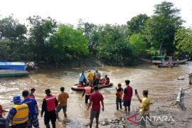 Hadijah harus kehilangan keluarganya akibat luapan sungai di Bima