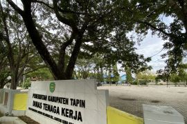 Disnaker Tapin berangkatkan empat TKI ke luar negeri sepanjang 2024