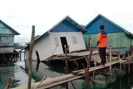 Sebanyak 20 rumah rusak akibat angin kencang di Banggai Laut