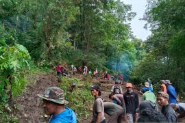 BPBD dan TNI/Polri Situbondo gotong royong bersihkan tanah longsor