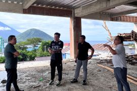 Kakanwil Kemenkum Malut   tinjau pekerjaan konstruksi renovasi gedung baru