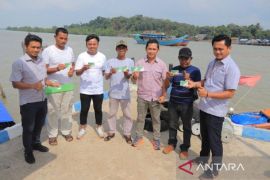 PT Timah serahkan BPJS Ketenagakerjaan bantu nelayan Gantung