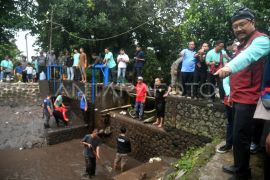 Mensos pimpin kerja bakti dan serahkan bantuan di Ciomas