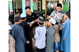 Peduli gizi anak, anggota DPRD Barut bagikan susu gratis di Kandui