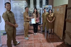 Disdagperinkop bantu lengkapi peralatan kelompok usaha di Sekata Bangun